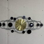 Home 32 დეკორატიული კედლის საათი მეტალის ჩარჩოთი ოქროსფერი ციფერბლატით და შავი წრეებით