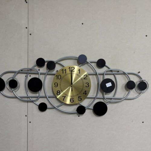 დეკორატიული კედლის საათი მეტალის ჩარჩოთი ოქროსფერი ციფერბლატით და შავი წრეებით