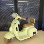 Home 28 საბავშვო ელექტრო სკუტერი ვესპა ტიპის კრემისფერი გვერდითი ხედი